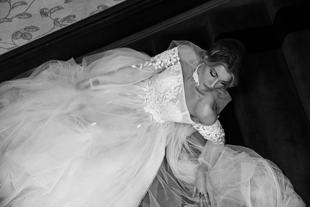 Cincinnati Wedding Photographer Bride On Staircase At Laurel Court Linen &Amp; Elm Photography Bridal Portrait Classic Bright Timeless Wedding Photographer Cincinnati Ohio Chicago_Illinois New_York New Destination Travel Fine Art High End_Luxury Wedding Engagement Elopement Photo Black White Elegant Traveling Travel