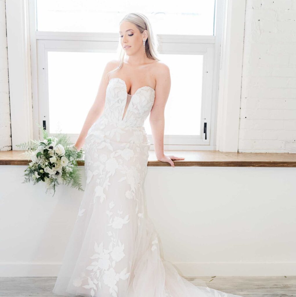 Kailee + Matthew | Linen &Amp; Elm Photography A Woman In A Wedding Dress