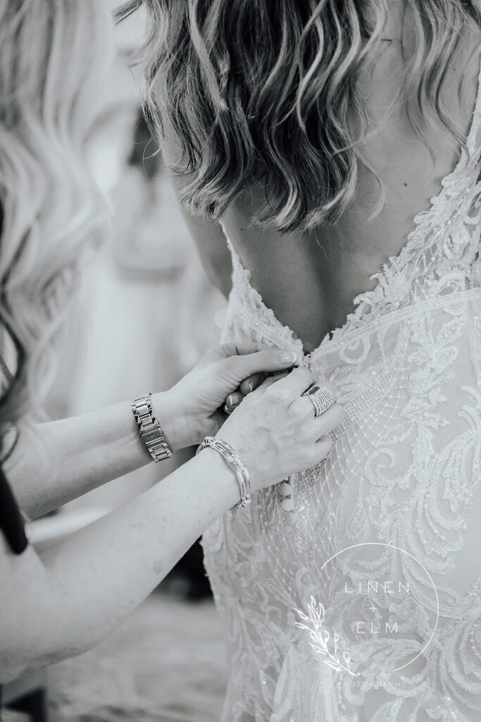 Cincinnati Wedding Photographer Mom Zipping Bride'S Dress
