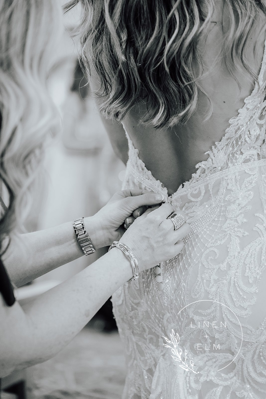 Cincinnati Wedding Photographer Mom Zipping Bride'S Dress