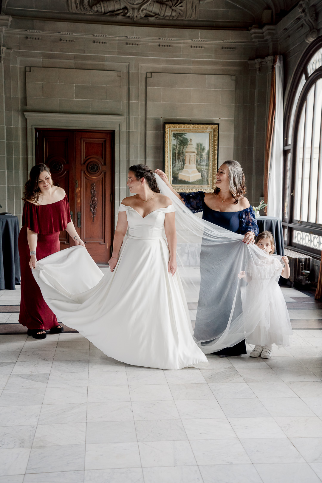 Cincinnati Wedding Photographer Memorial Hall Otr Bride With Mom And Sister Getting Ready
